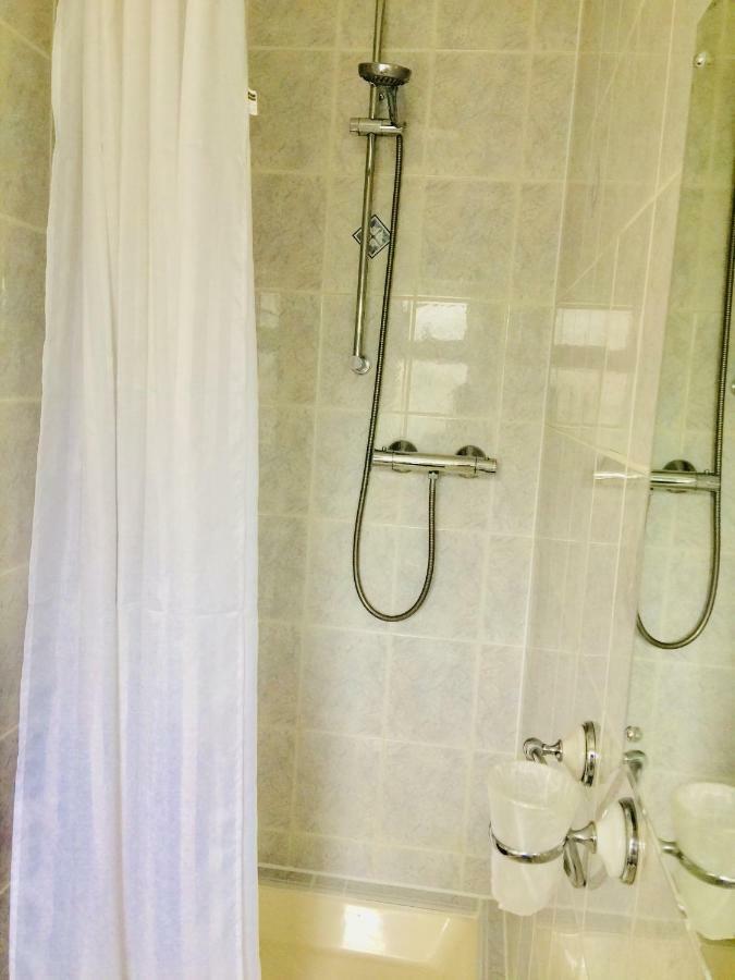 Trevelyan Hotel イルフォード エクステリア 写真